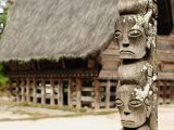 Vyřezaný totem Bataků na Sumatře (Indonésie, Dreamstime)