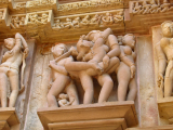 Erotické fresky, klášter Khajuraho(2) (Indie, Dreamstime)