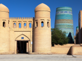 Západní vchod do pevnosti Itčan Kala, Bukhara (Uzbekistán, Dreamstime)