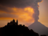 Kostel Nuestra Senora de los Remedios v Cholule a doutnající Popocatépetl (Mexiko, Ing. Martina Drašarová, Ph.D.)