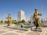 Památník nezávislosti, Ašchabát (Turkmenistán, Dreamstime)